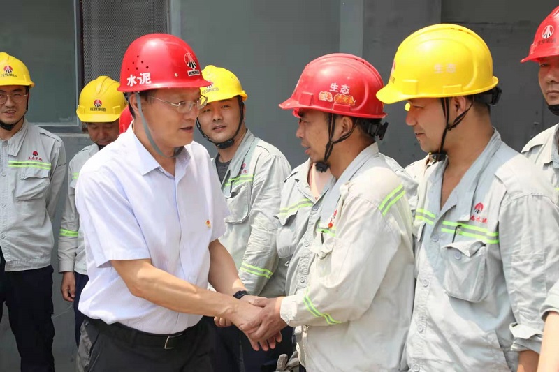 夏日送清涼 關懷暖人心——生態(tài)水泥公司領導走進基層慰問一線職工